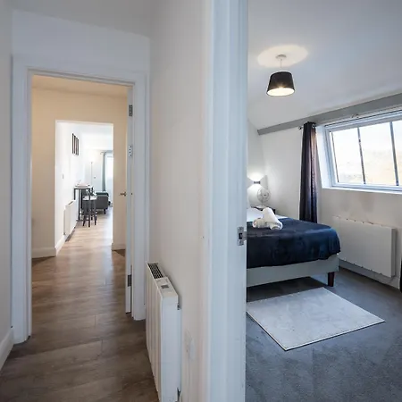 Stylish, Spacious 1 Bedroom Apartment, *