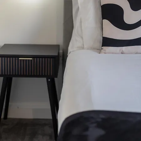 Stylish, Spacious 1 Bedroom Apartment, דירה *