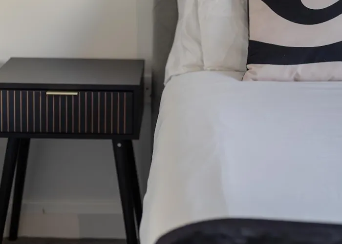 Stylish, Spacious 1 Bedroom Apartment, Апартаменти *