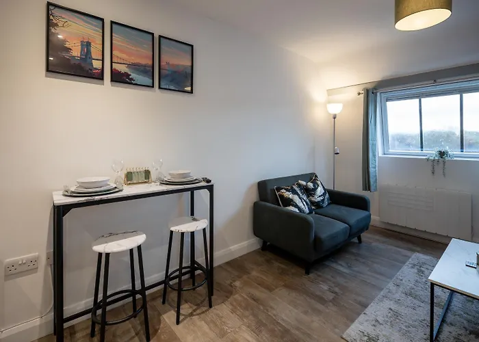 Stylish, Spacious 1 Bedroom Apartment, Apartment *