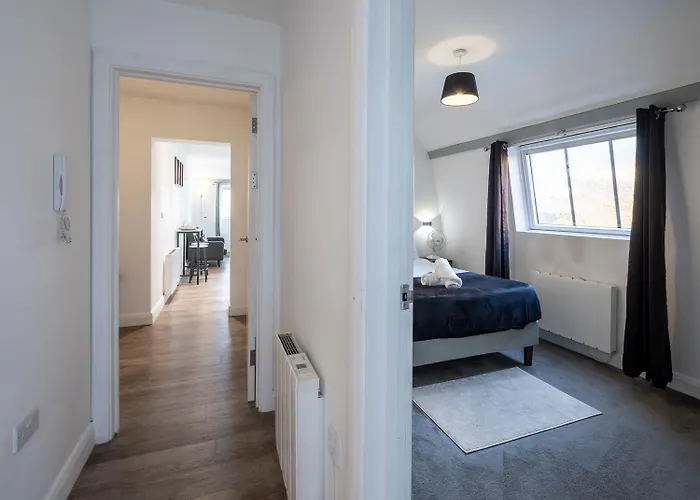 Stylish, Spacious 1 Bedroom Apartment, *